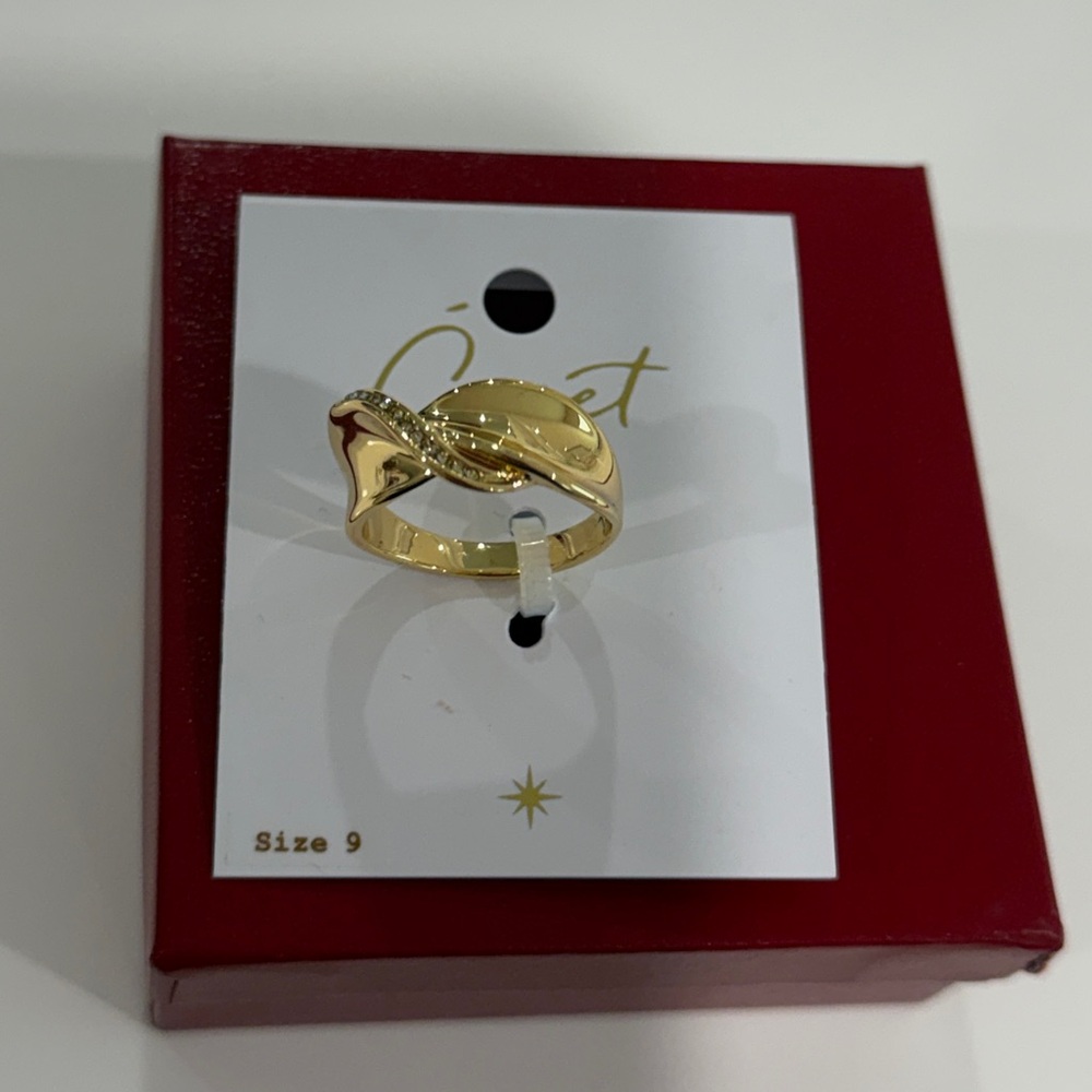 Elegant Gold Women's Ring